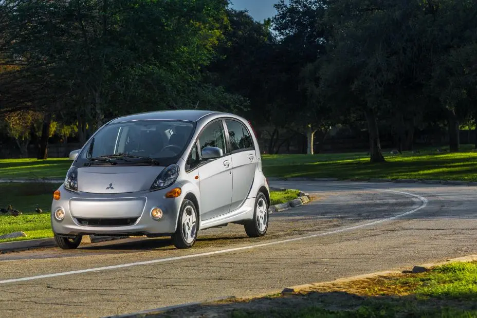 بررسی Mitsubishi i-MiEV؛ مشخصات فنی و برد حرکتی
