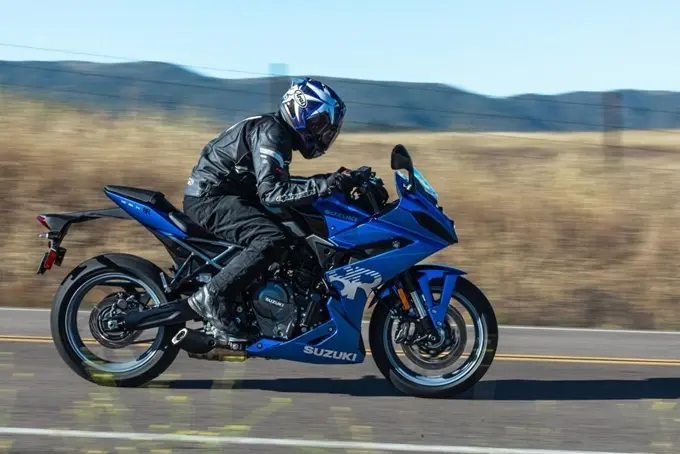 بررسی Suzuki GSX-8R (سوزوکی GSX-8R)؛ مشخصات فنی و امکانات