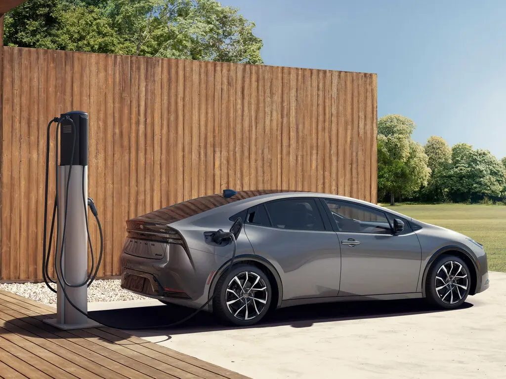 بررسی Toyota Prius؛ مشخصات فنی و فناوری هیبریدی