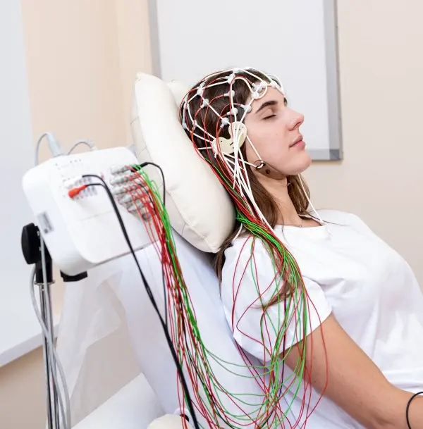 EEG چیست و چگونه فعالیت الکتریکی مغز اندازه‌گیری می‌شود؛ یک راهنمای کامل برای تصمیم بهتر