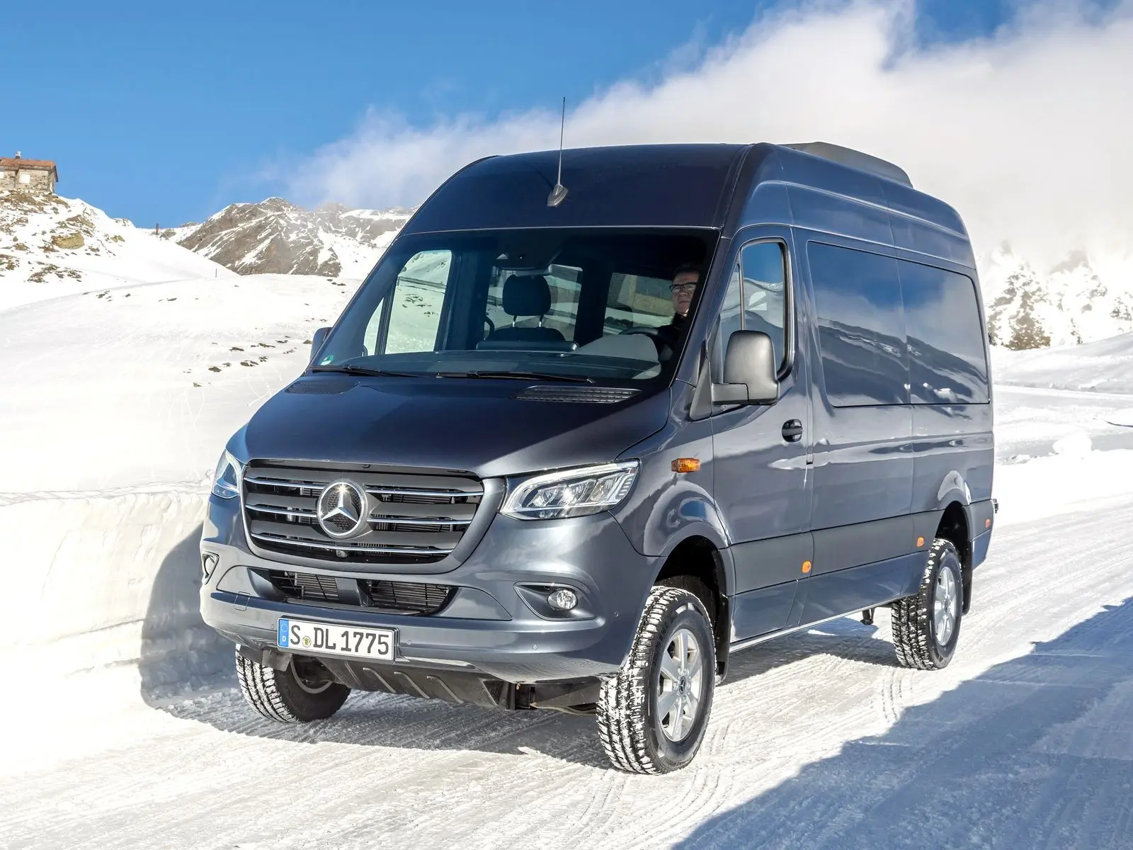 بررسی Mercedes-Benz Sprinter 4x4؛ مشخصات ون آفرودی