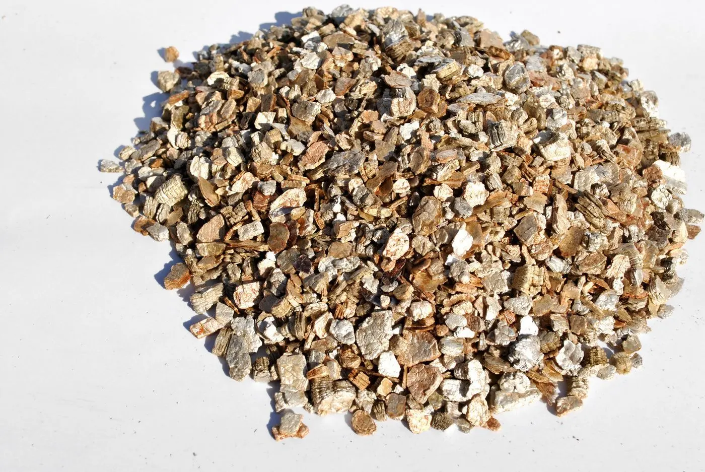 ورمیکولیت چیست و چگونه در عایق‌کاری ساختمان استفاده می‌شود؛ نکات کاربردی و اشتباهات رایج